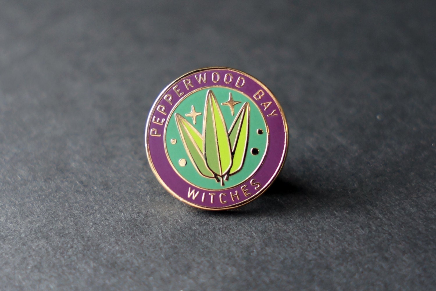 Emaille Pin - Witches Of Pepperwood Bay Metallnadel Hart Emailliert Emaille Pin - Witches Of Pepperwood Bay Metallnadel Hart Emailliert von Gnuchi