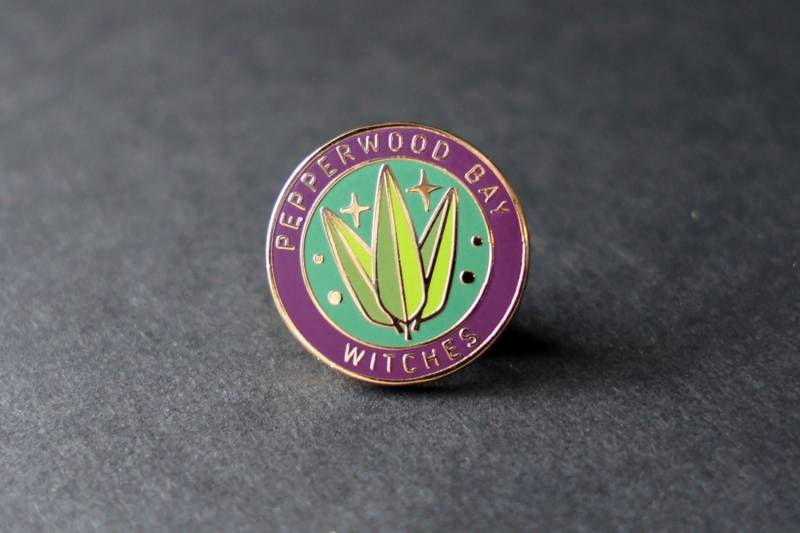 Emaille Pin - Witches Of Pepperwood Bay Metallnadel Hart Emailliert Emaille Pin - Witches Of Pepperwood Bay Metallnadel Hart Emailliert von Gnuchi