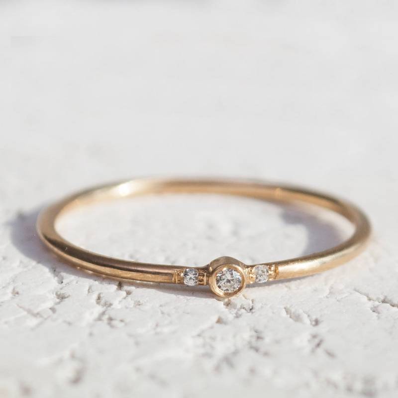 14K Gold Dünner Diamantring Zierliches 3-stein-Band 14K Gold Dünner Diamantring Zierliches 3-stein-Band von GoCustomJewelry