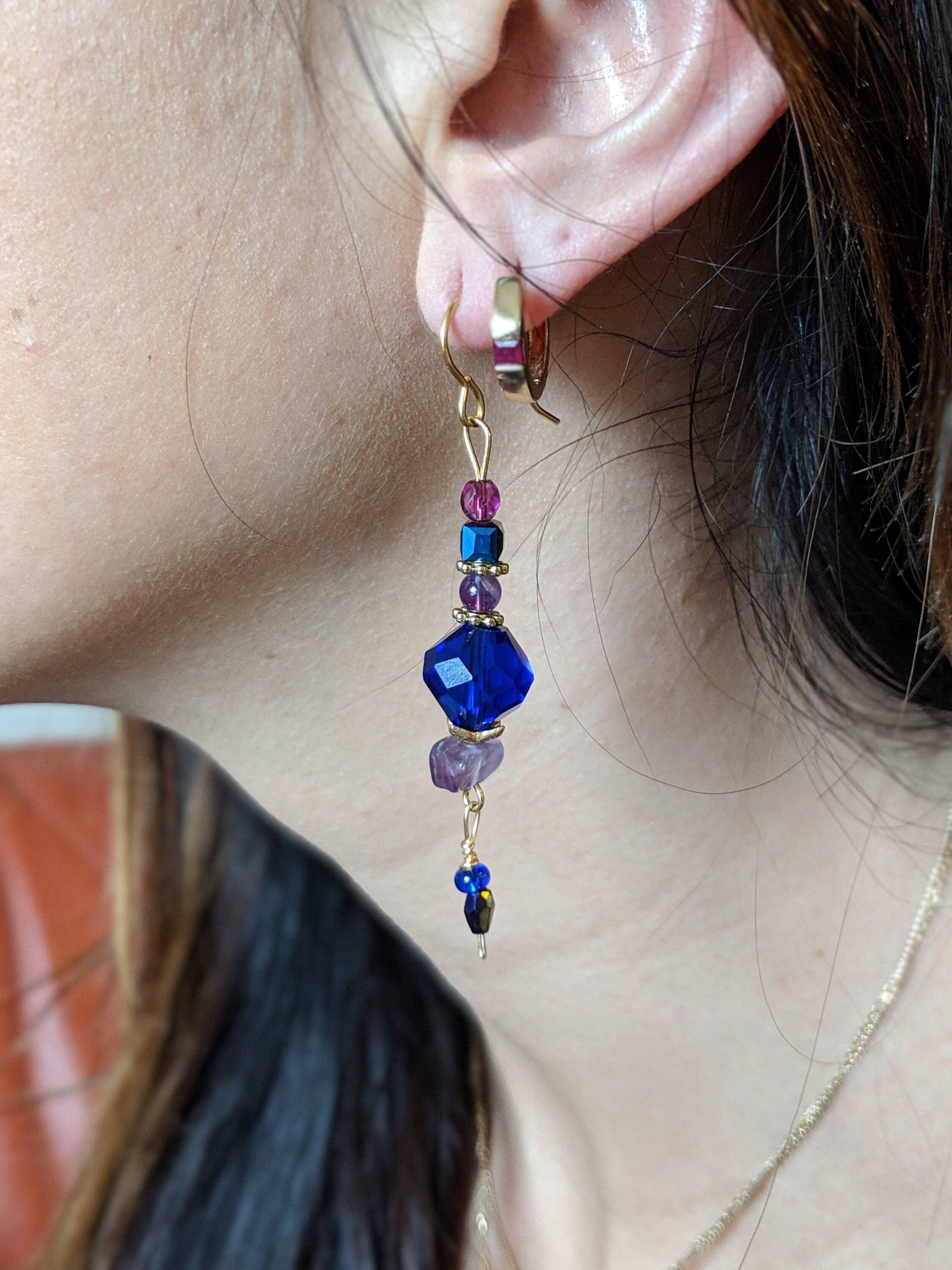 Amethyst Ohrringe Mit Königsblau Und Magenta Perlen von GoForTheBoldBoutique