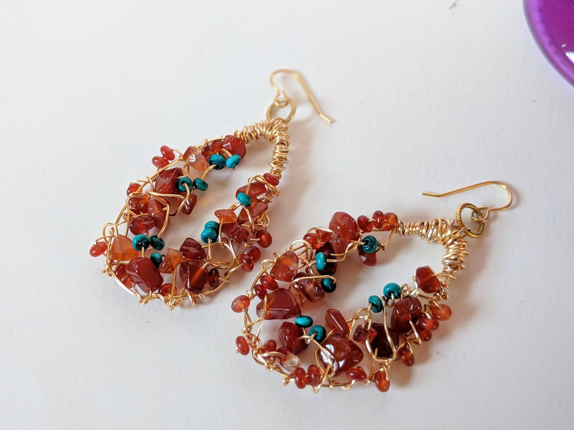 Karneol Chalcedon Ohrringe Mit Petrol Holz Perlen Akzente von GoForTheBoldBoutique
