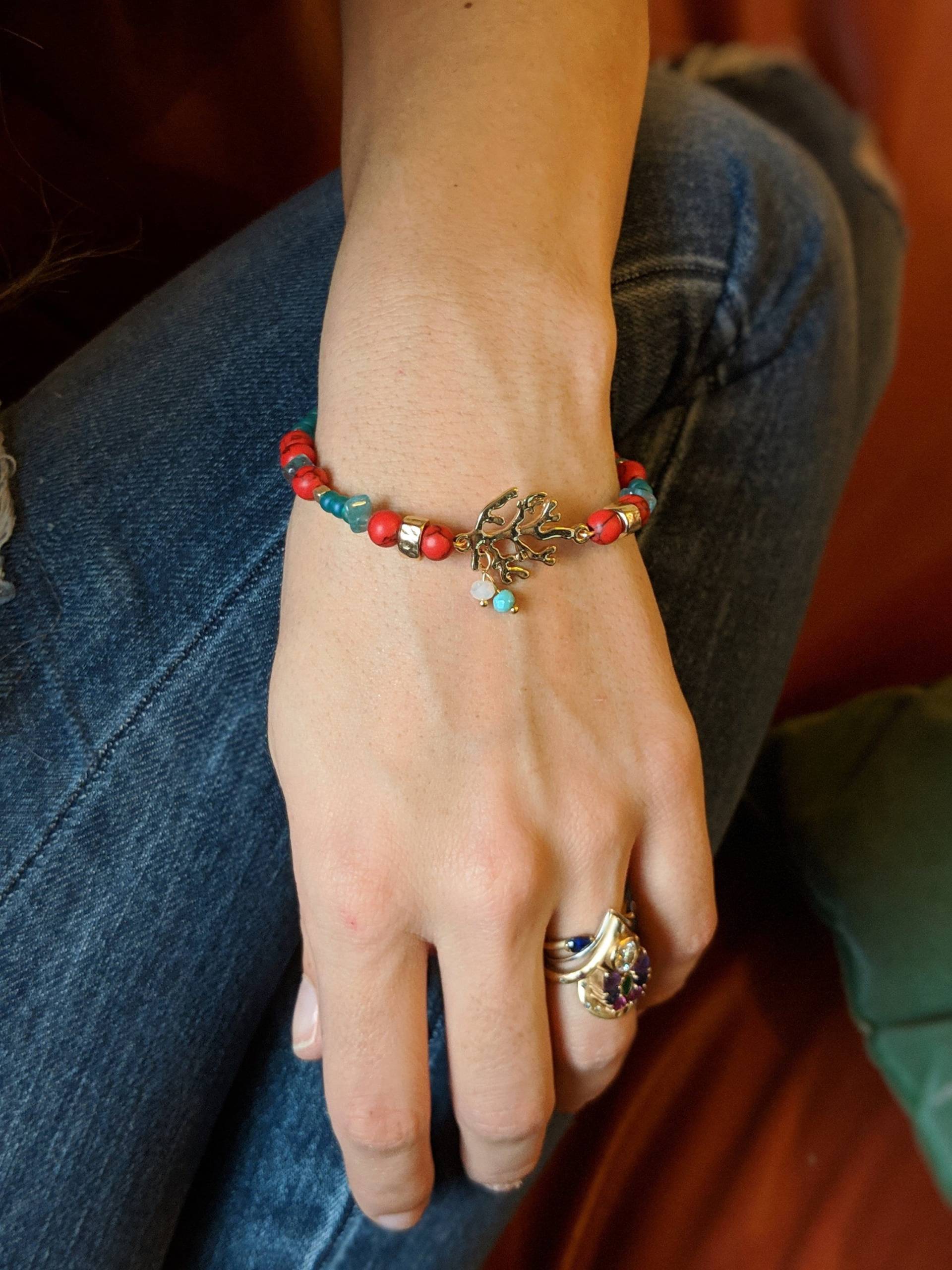 Korallen Herzstück Armband Mit Kyanit von GoForTheBoldBoutique