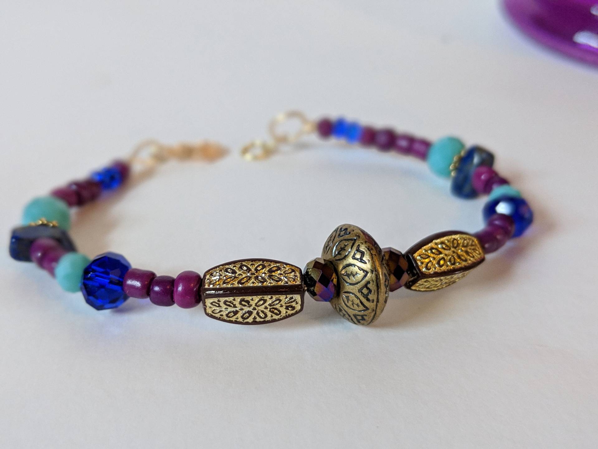 Lapislazuli Perlen Armband Mit Juwel-Toned Und Gold Highlights von GoForTheBoldBoutique