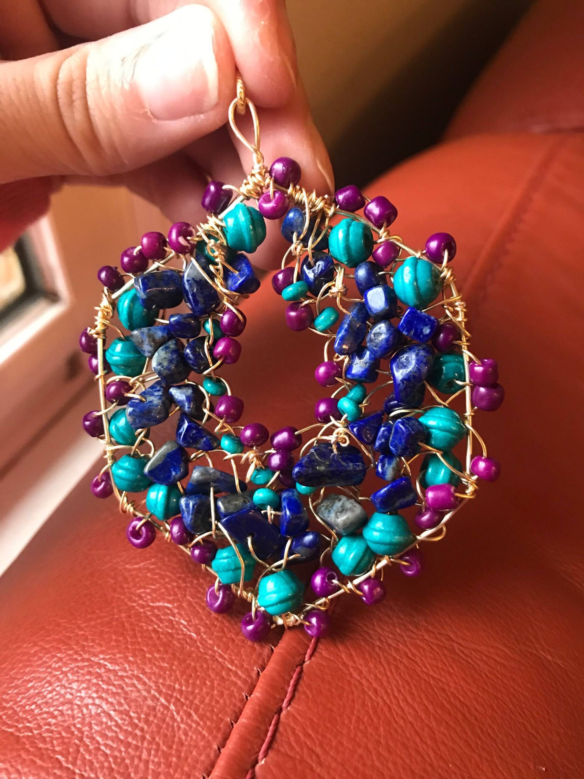 Lapislazuli Sechskant Anhänger Mit Petrol Und Magenta Perlen von GoForTheBoldBoutique