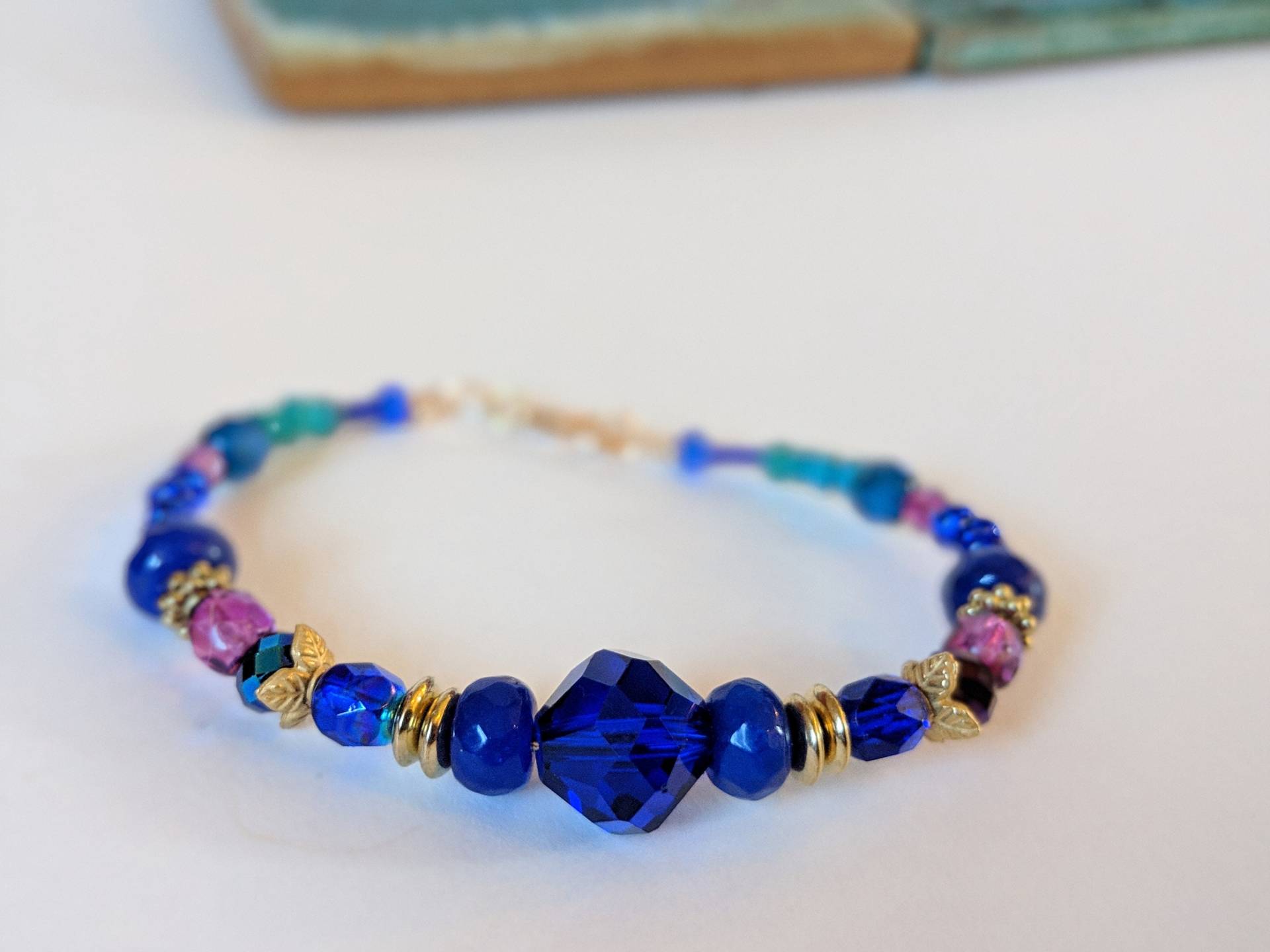 Royal Blue Und Juwel-Toned Perlen Armband Mit Türkis Gold Highlights von GoForTheBoldBoutique