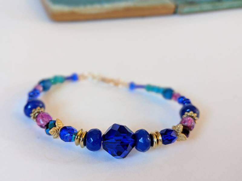 Royal Blue Und Juwel-Toned Perlen Armband Mit Türkis Gold Highlights Royal Blue Und Juwel-Toned Perlen Armband Mit Türkis Gold Highlights von GoForTheBoldBoutique