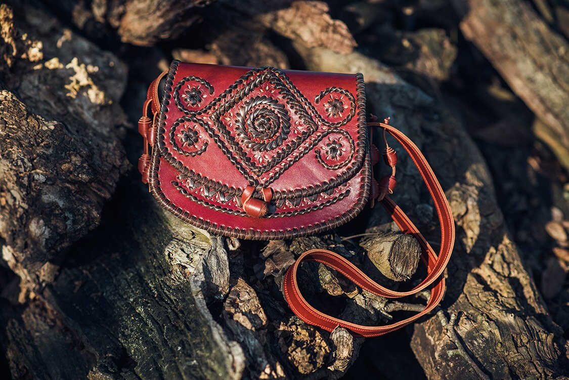 Rote Leder Umhängetasche Crossbody Tasche Handtasche Ethnic Bag Messenger Woven Frauentasche Damenhandtasche Abendtasche Hancrafted von GoGodz