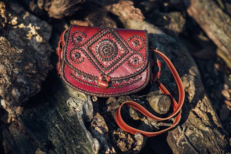 Rote Leder Umhängetasche Crossbody Tasche Handtasche Ethnic Bag Messenger Woven Frauentasche Damenhandtasche Abendtasche Hancrafted von GoGodz