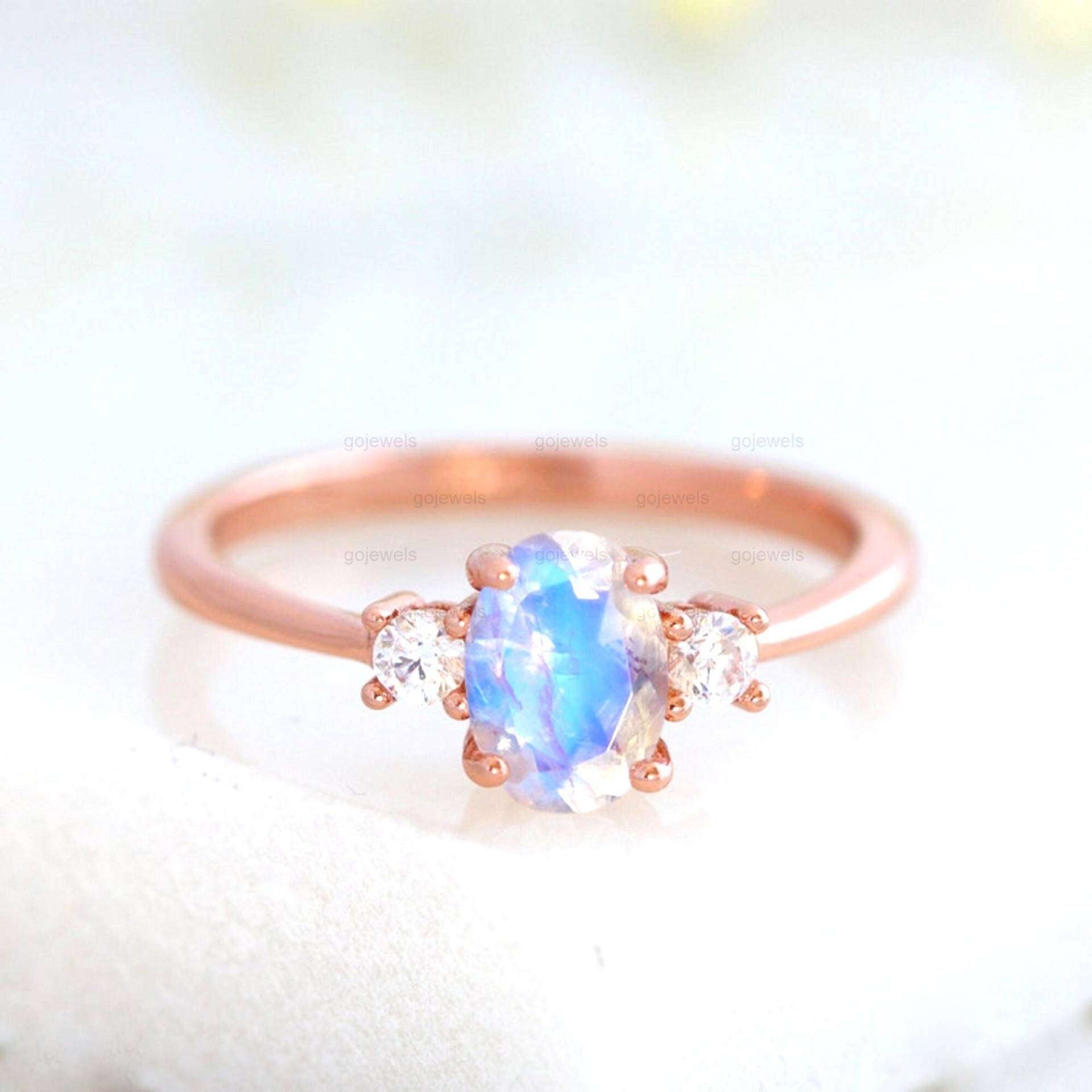 14K Rose Gold Mondstein Verlobungsring, Oval Cut Regenbogen Ring, Diamant Ring Drei Stein Ehering Frauen Versprechen von GoJewels