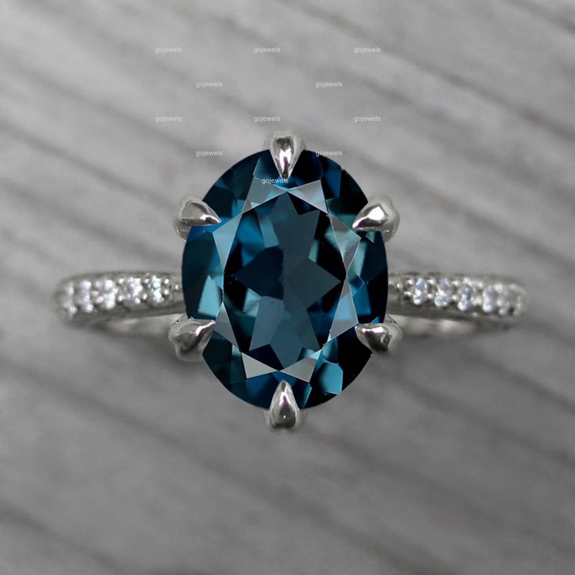 London Blue Topas Verlobungsring, Oval Cut 9x7mm Natural Topaz Ring, 14K Gold Moissanit Ring Für Frauen von GoJewels