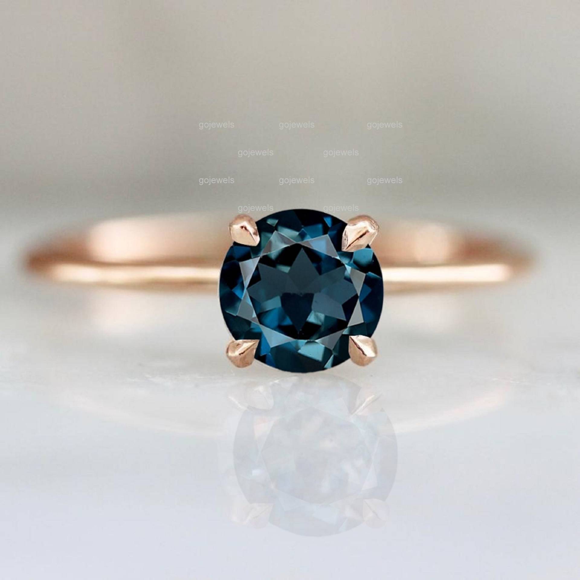 Zierliche London Blue Topaz Ring, 14K Gold Edelstein Frauen Ehering, Runder Solitär Ring von GoJewels