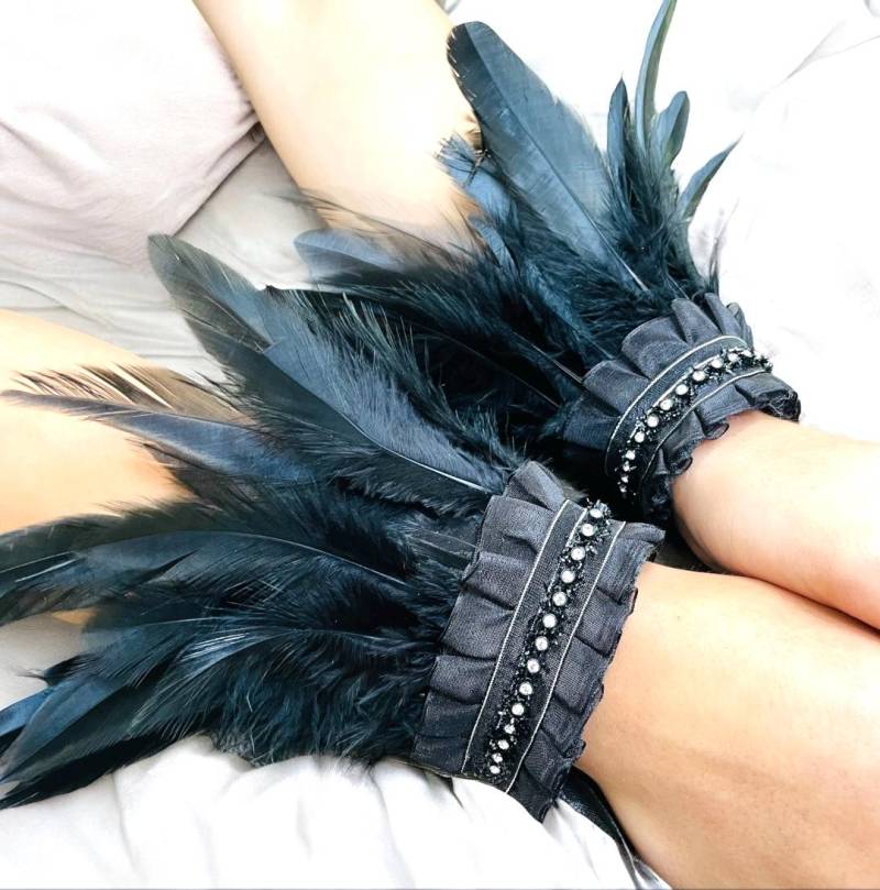 Schwarze Feder Handstulpen Cosplay Kostüm, Tanz Accessoire von GoToBoutique