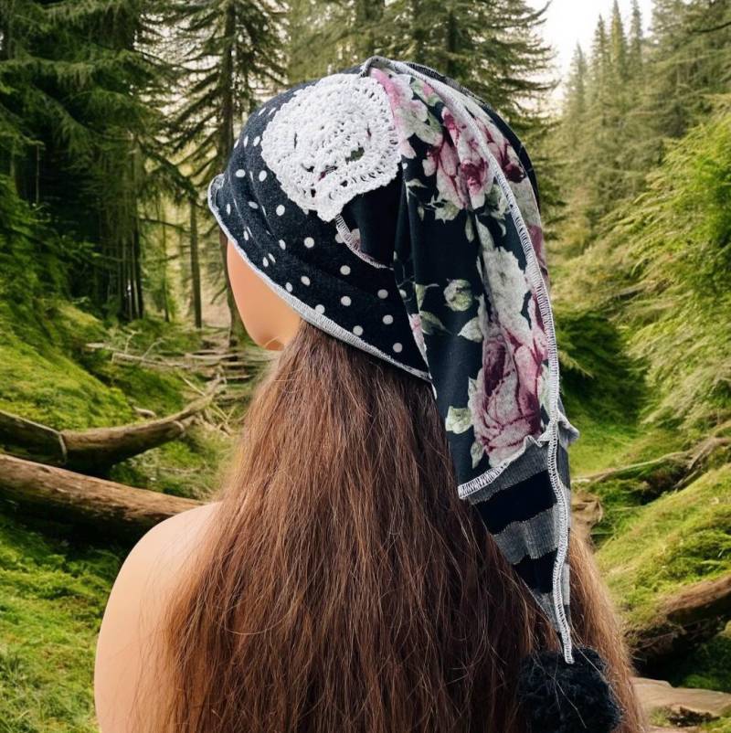 Upcycled Patchwork Elf Hood Unisex Jester Beanie - Strickmütze von GoToBoutique