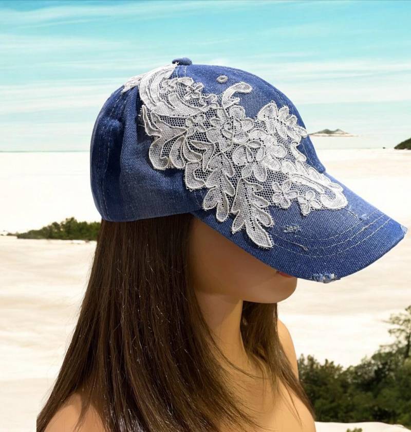 Verzierte Denim Baseball Cap Weiße Spitze Blume & Kristalle von GoToBoutique