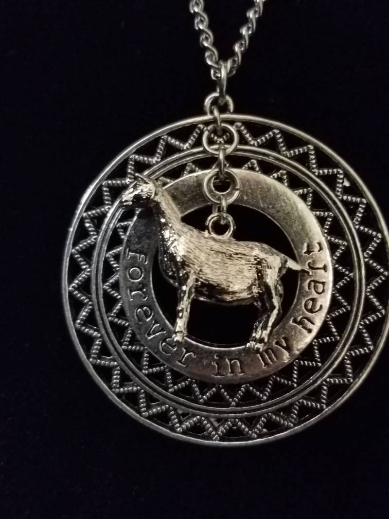"Ziegen-Halskette - "Für Immer in Meinem Herzen" Wunderschöne Milchziege 3-stufige "Forever in My Heart" -Halskette ... Never Be Without Your von GoatShirts