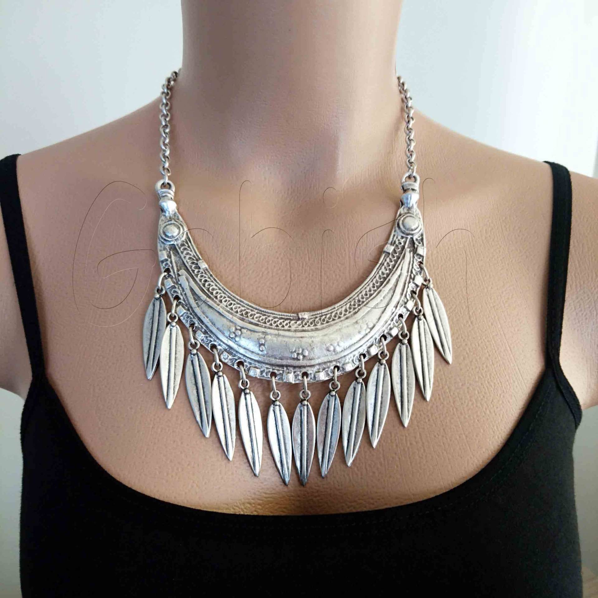 Versilberte Metallkette, Stammes - Halskette Mit Metallfedern, Festival Schmuck Versilberte Metallkette, Stammes - Halskette Mit Metallfedern, Festival Schmuck von GobishBazaar