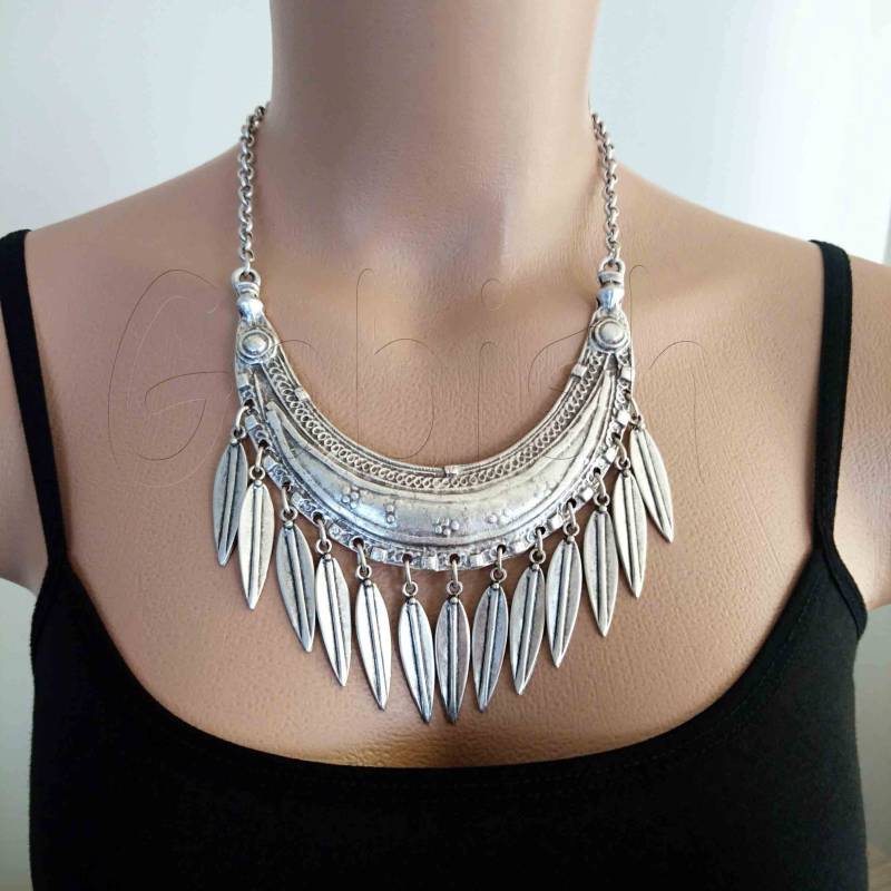 Versilberte Metallkette, Stammes - Halskette Mit Metallfedern, Festival Schmuck Versilberte Metallkette, Stammes - Halskette Mit Metallfedern, Festival Schmuck von GobishBazaar