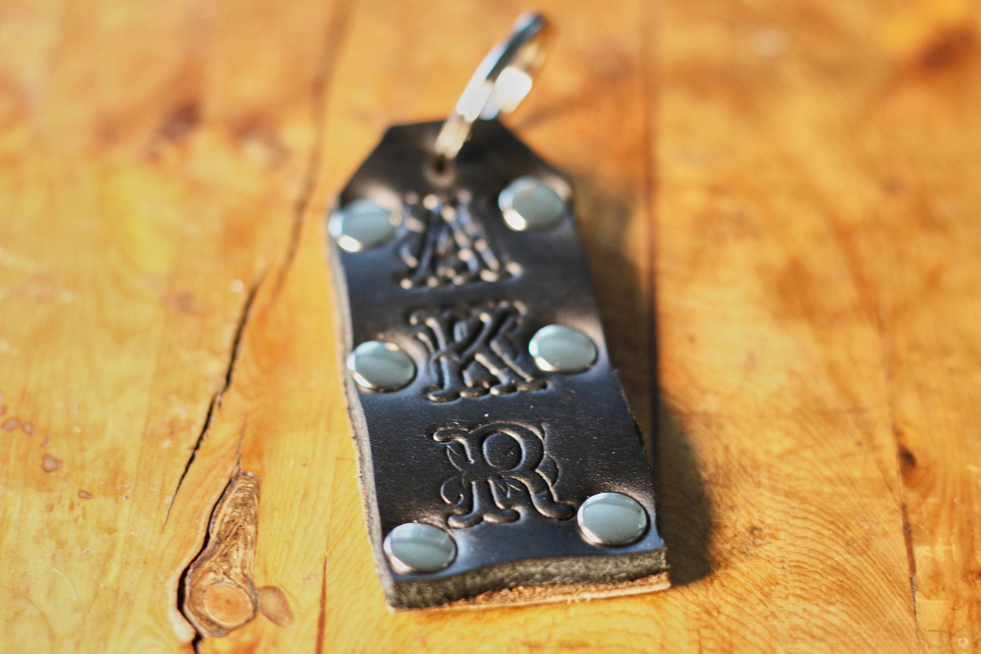Doppelseitige Leder Schlüsselanhänger. Freies Monogramm Doppelseitige Leder Schlüsselanhänger. Freies Monogramm von GoblinLeatherCo