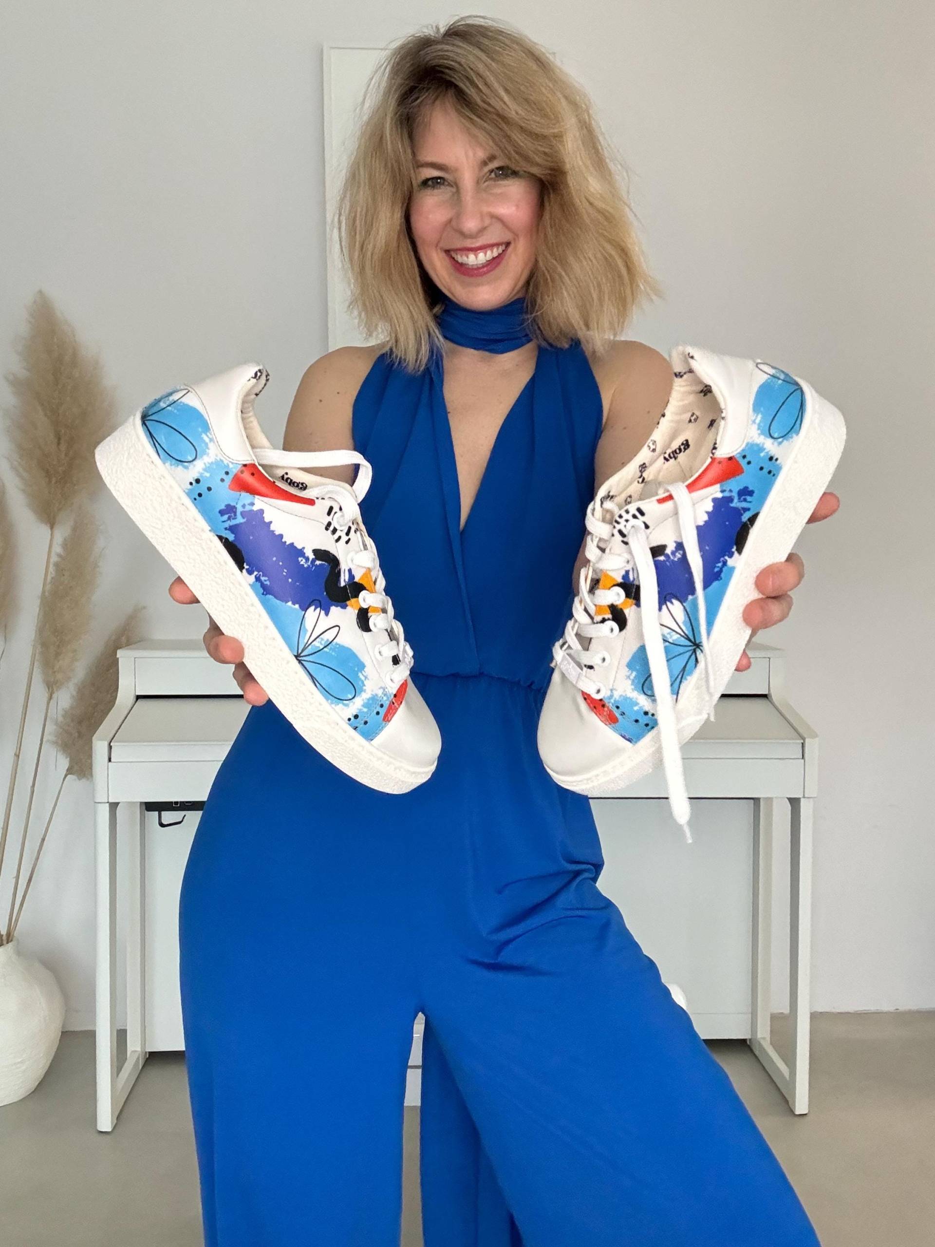 Handarbeit | Vegan Leder Damen Sneakers Abstrakt & Blumen von GobyEurope