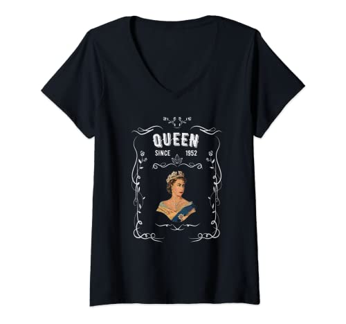 Damen Elizabeth II Queen Legend Britische Krone Platin Jubil T-Shirt mit V-Ausschnitt Damen Elizabeth II Queen Legend Britische Krone Platin Jubil T-Shirt mit V-Ausschnitt von God Save Queen Union Jack 70th Anniversary Gifts