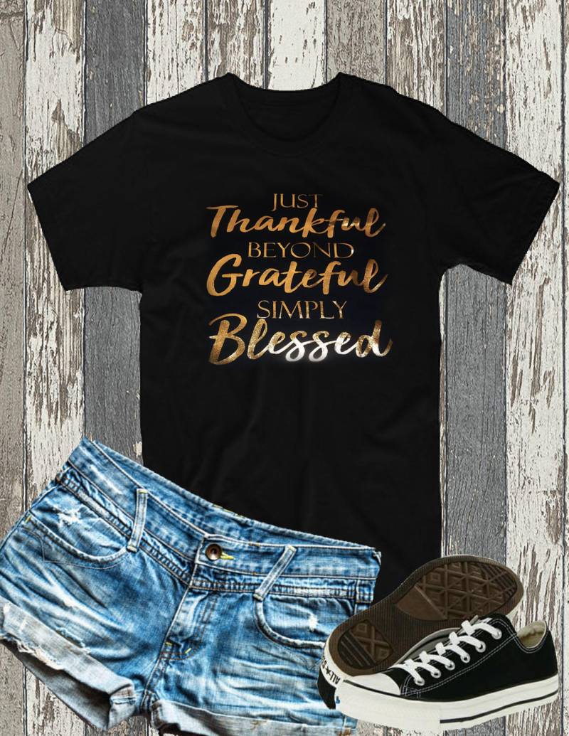 Einfach Dankbar - Jenseits Einfach Gesegnet Alltag Shirt Mütter Geschenk Gold Schwarz-Shirt Kirche Jeden Tag-T-Shirt von GodFirstApparelCo