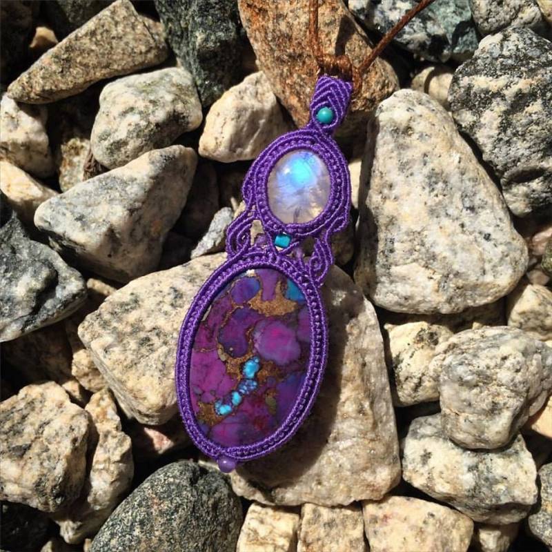 Lila Türkis & Regenbogen Mondstein Mikro-Makramee-Anhänger von GoddessEarthDesigns
