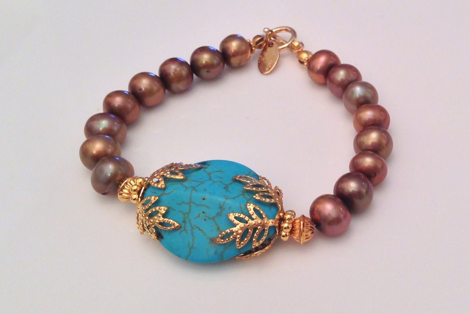 Pearl Howlith & Turquoise Armband - Natürliche Edelsteine Gold Süßwasser Runde Perlen Howlith Türkis Mitte Gefüllter Verschluss Pearl Howlith & Turquoise Armband - Natürliche Edelsteine Gold Süßwasser Runde Perlen Howlith Türkis Mitte Gefüllter Verschluss von Goddessandco