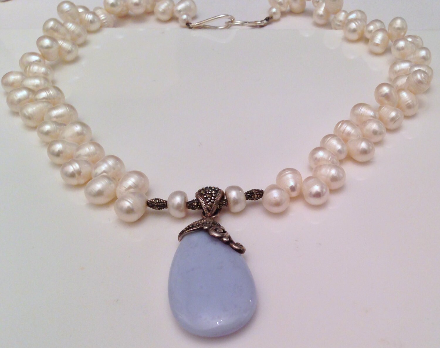 Pearl & Chalcedony Halskette - Natürliche Edelsteine Süßwasserperlen Markasit Perlen Chalcedon Anhänger Pearl & Chalcedony Halskette - Natürliche Edelsteine Süßwasserperlen Markasit Perlen Chalcedon Anhänger von Goddessandco