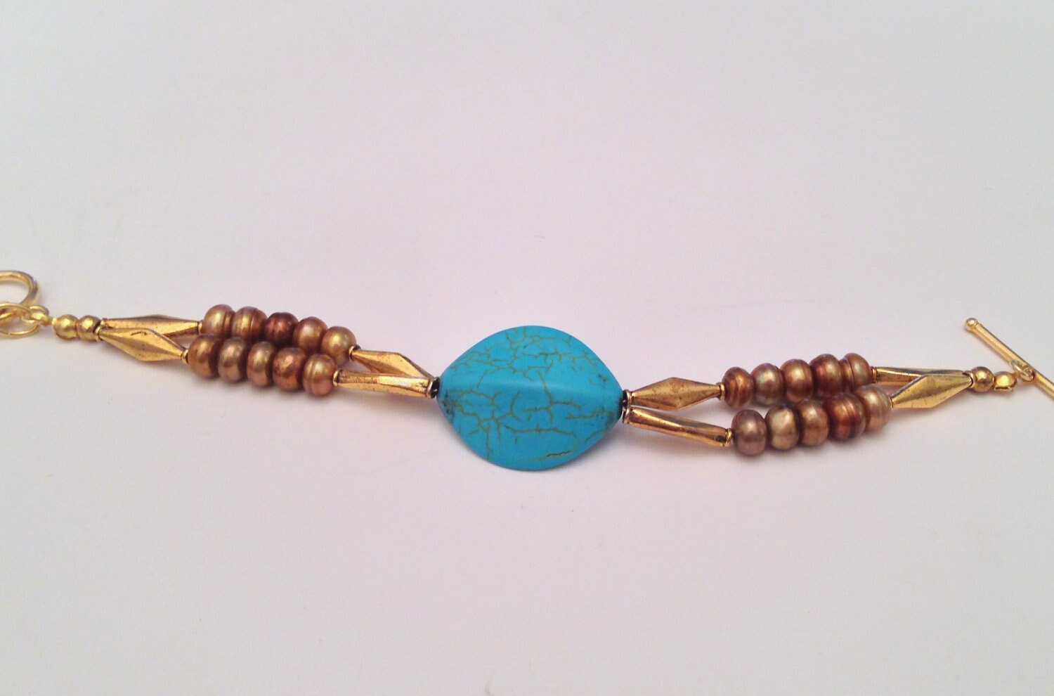 Türkis Perlen & Howlite Armband - Natürliche Edelsteine Goldperlen, Howlith, Mitte Gelbgold Vermeil Spacers Und Verschluss Türkis Perlen & Howlite Armband - Natürliche Edelsteine Goldperlen, Howlith, Mitte Gelbgold Vermeil Spacers Und Verschluss von Goddessandco