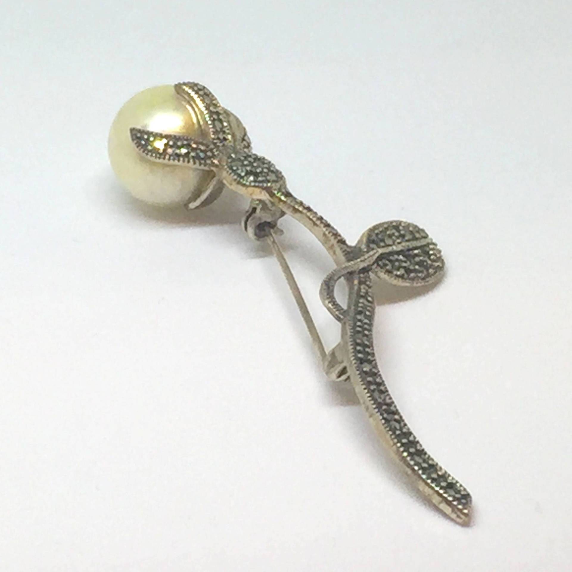 Zuchtperle Und Markasit Brosche - Lange Blüte Große Perle Sicherheitsschließe von Goddessandco