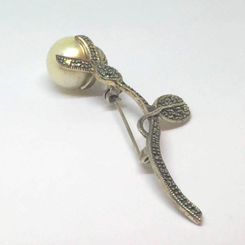 Zuchtperle Und Markasit Brosche - Lange Blüte Große Perle Sicherheitsschließe von Goddessandco