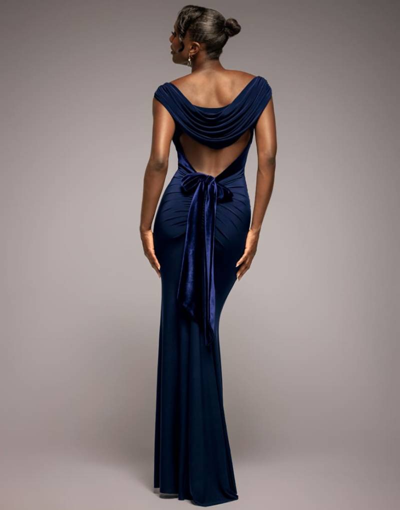 Goddiva - Gerafftes Maxikleid in Marineblau mit Wasserfallausschnitt hinten und Bindebändern aus Samt am Rücken von Goddiva