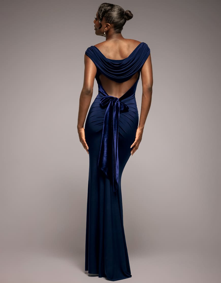 Goddiva - Gerafftes Maxikleid in Marineblau mit Wasserfallausschnitt hinten und Bindebändern aus Samt am Rücken von Goddiva