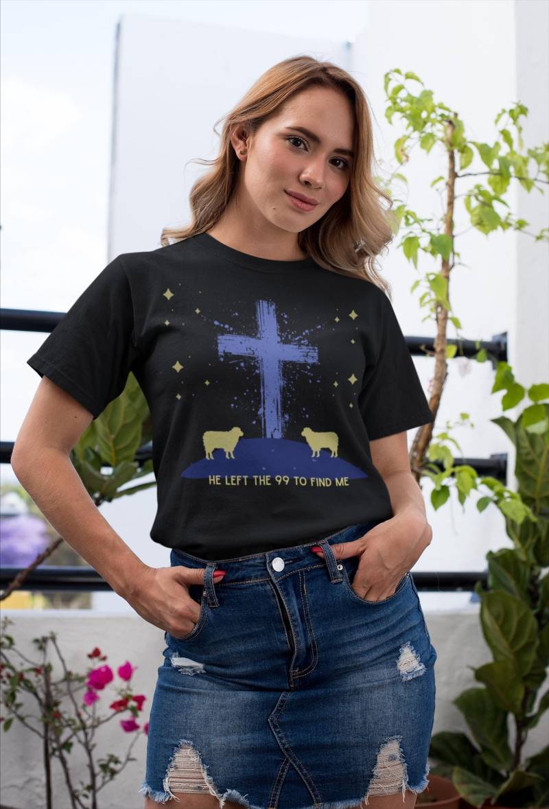 Christian T-Shirt For Women "He Left The 99 To Find Me" - Christliches Unisex von GodlyGearsDesigns