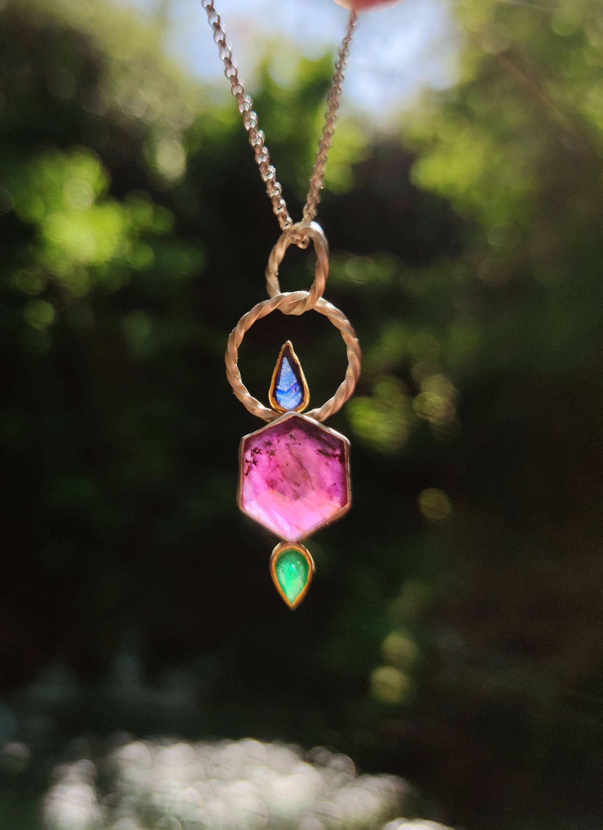 Kette Himmel Und Erde Feingold Feinsilber Saphir Smaragd Rubin in Einem Handgemachten Unikat von GodsJewelleryAtilier