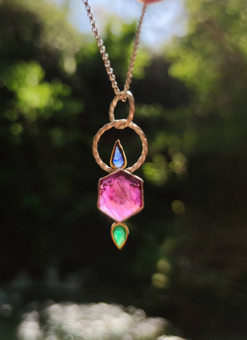 Kette Himmel Und Erde Feingold Feinsilber Saphir Smaragd Rubin in Einem Handgemachten Unikat Kette Himmel Und Erde Feingold Feinsilber Saphir Smaragd Rubin in Einem Handgemachten Unikat von GodsJewelleryAtilier