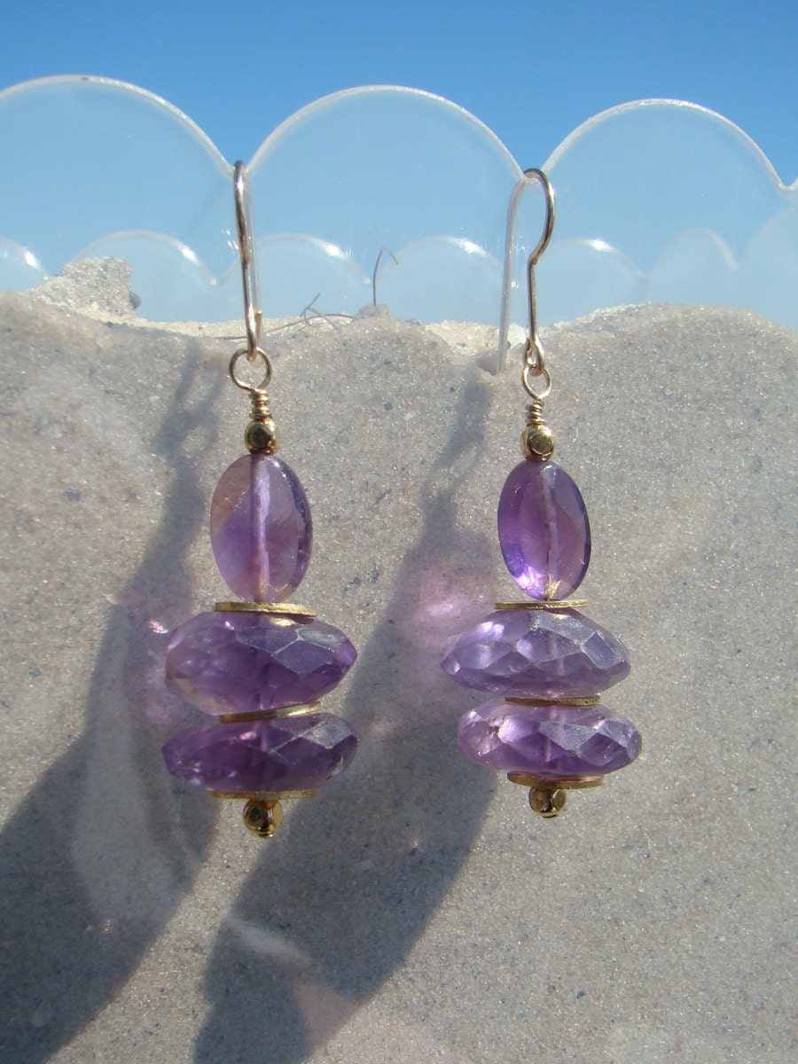Hand Geschnitten Facettierte Amethyst Säule Ohrringe Hand Geschnitten Facettierte Amethyst Säule Ohrringe von GodsSisters