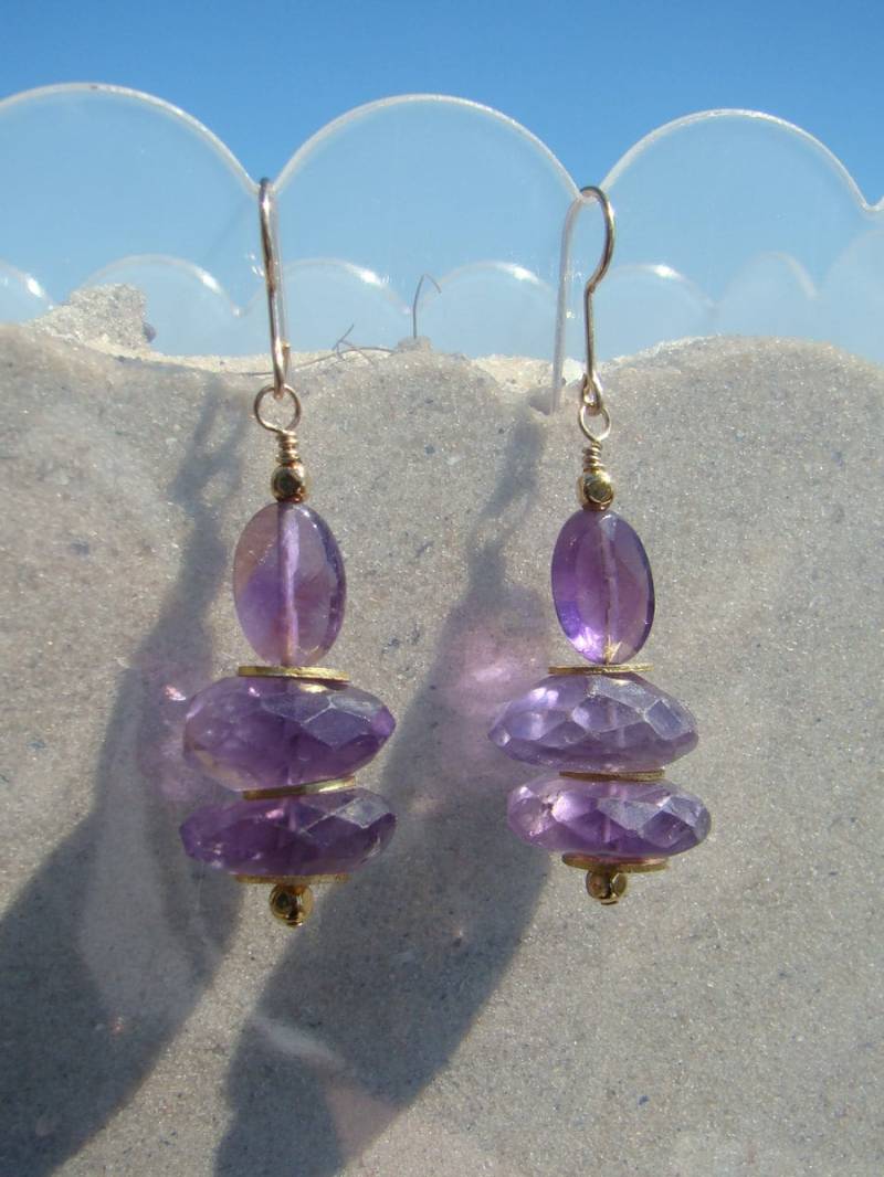 Hand Geschnitten Facettierte Amethyst Säule Ohrringe Hand Geschnitten Facettierte Amethyst Säule Ohrringe von GodsSisters