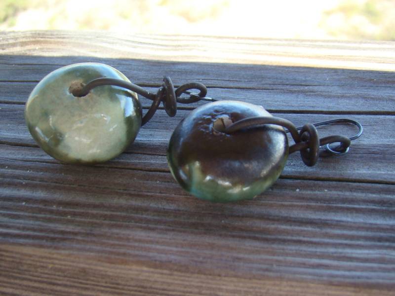 Raku-Ton-Kugeln Mit Schweren Schwarzen Eisen Draht Ohrringe Raku-Ton-Kugeln Mit Schweren Schwarzen Eisen Draht Ohrringe von GodsSisters