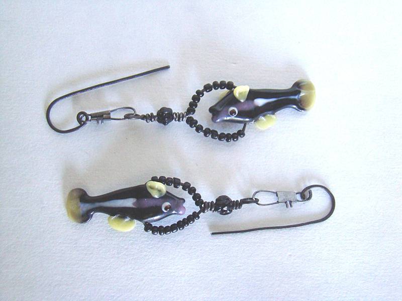 Schwarz-Fisch-Feder-Ohrringe Schwarz-Fisch-Feder-Ohrringe von GodsSisters