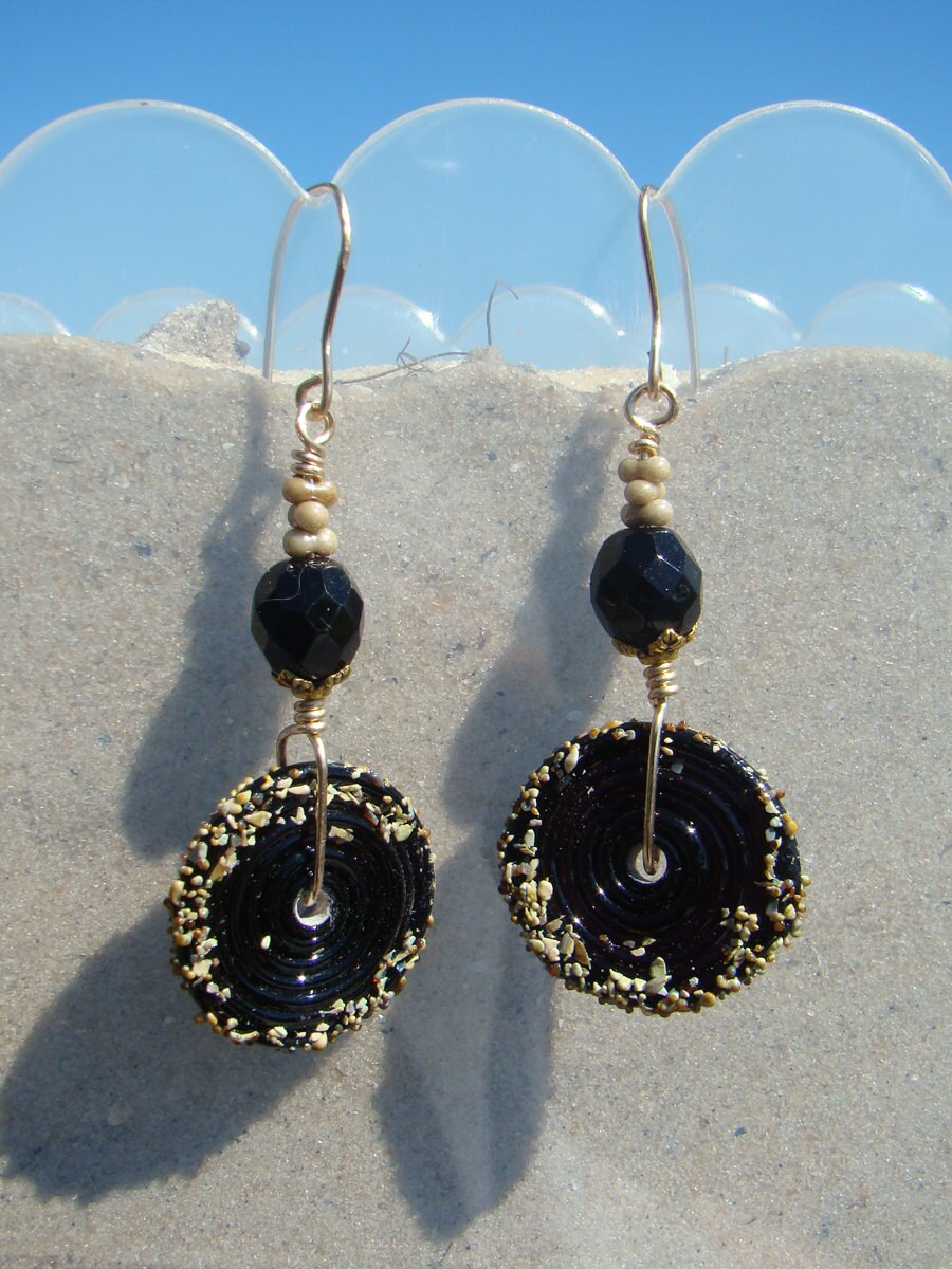 Schwarz Torchwork Verwirbelt Scheibe Mit Fritte Glas Und Facettierten Onyx Ohrringe Schwarz Torchwork Verwirbelt Scheibe Mit Fritte Glas Und Facettierten Onyx Ohrringe von GodsSisters