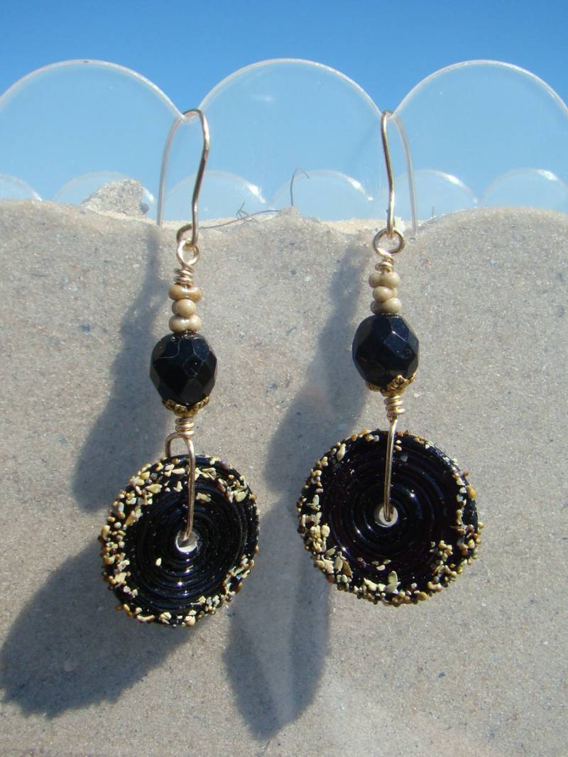 Schwarz Torchwork Verwirbelt Scheibe Mit Fritte Glas Und Facettierten Onyx Ohrringe Schwarz Torchwork Verwirbelt Scheibe Mit Fritte Glas Und Facettierten Onyx Ohrringe von GodsSisters