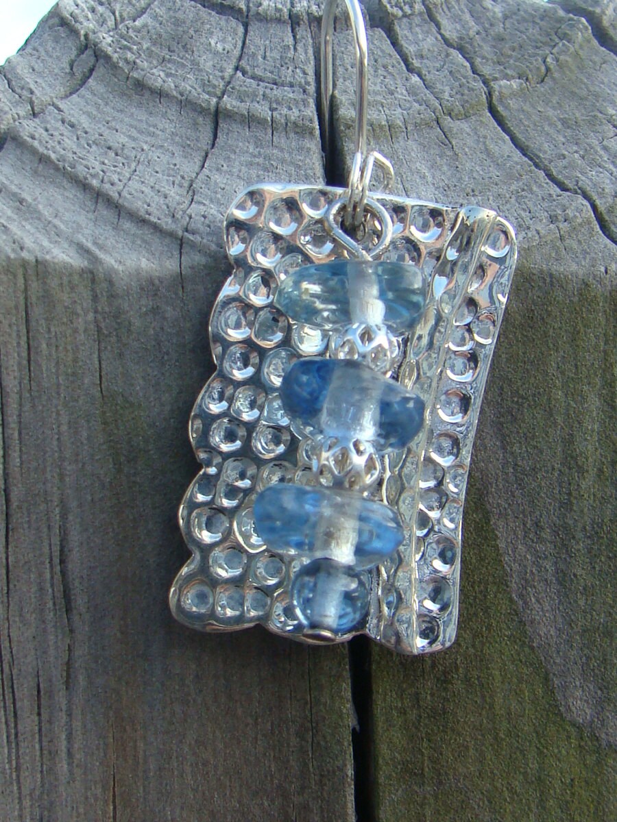 Strukturierte Sterling Rechteck Mit Eis Glas Dreieck Ohrringe Strukturierte Sterling Rechteck Mit Eis Glas Dreieck Ohrringe von GodsSisters