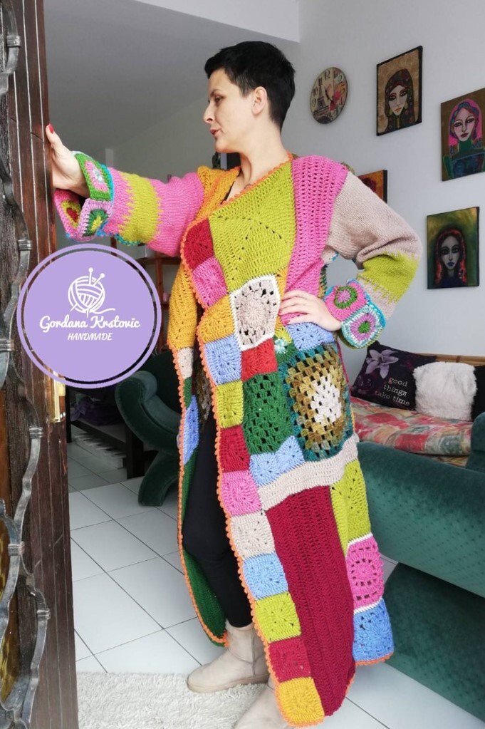 Handgefertigte Häkelarbeit Stricken Oma Quadrat Mantel Mit Ärmeln Lange Patchwork Multicolor Dickes Garn Tragbare Kunst Slow Fashion Festival Wolle von GogArt