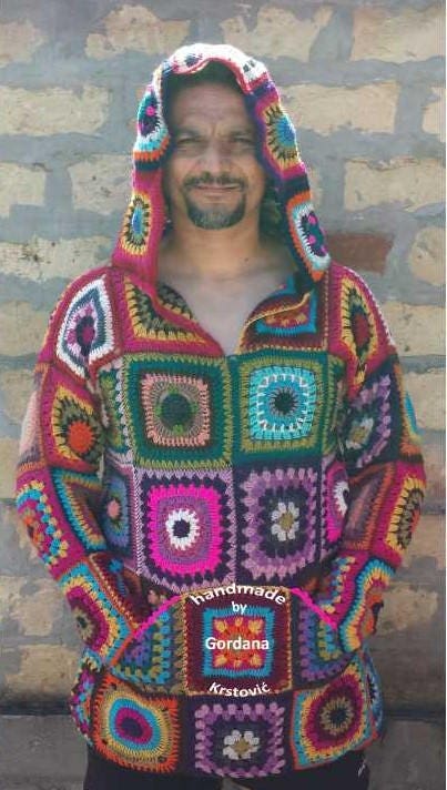 Handgefertigte Wolle Oma Quadrat Kapuzenpullover Einzigartige One Of A Kind Designer Pattern Original Häkeln Patchwork Tragbare Kunst Limited Edition von GogArt
