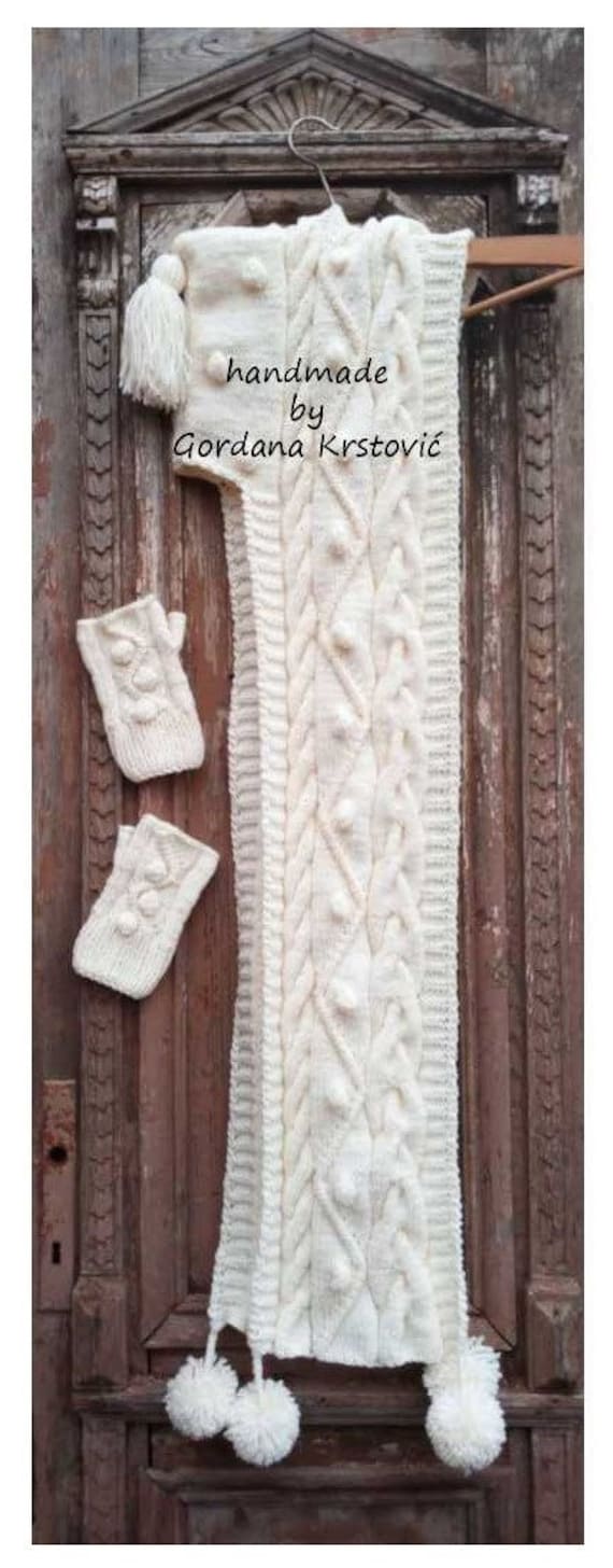 Handgefertigter Milchweißer Kapuzenschal Lange Wolle Acryl Stricken Modernes Muster Pom Enden Kapuze Fransen Knöpfe Detail Wearable Art Limited von GogArt