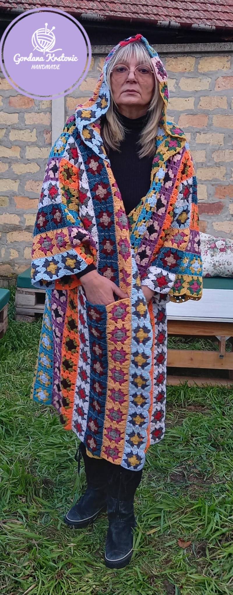 Handgefertigter Patchwork Afghan Häkelmantel Boho Festival Wearable Art Multicolor Grandma Squares Longline Open Front Gemütliches Layering Piece von GogArt
