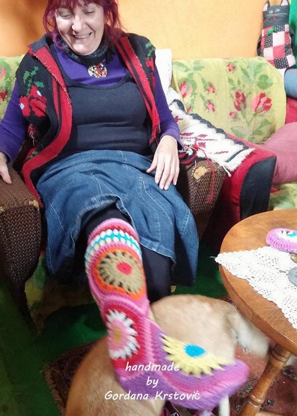 Handgehäkelte Mehrfarbige Wolle Hexagon Slipper Stiefel Einzigartige Warme Moderne Sechs Hex Motiv Tragbare Kunst Langsame Mode Erbstück Qualität von GogArt