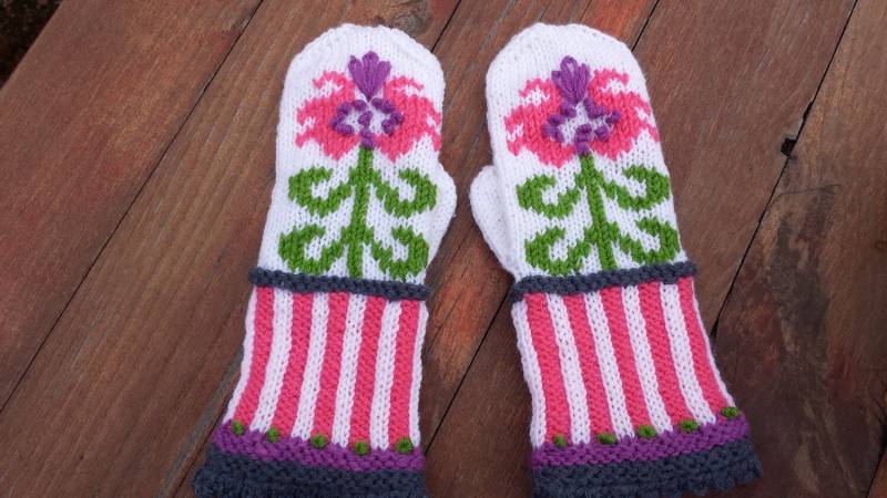 Handgestrickte Weiße Wolle Acryl Elegante Fingerhandschuhe Handbestickte Korallenblume Tragbare Kunst Langsame Mode Erbstückqualität Feines Garn Lux von GogArt