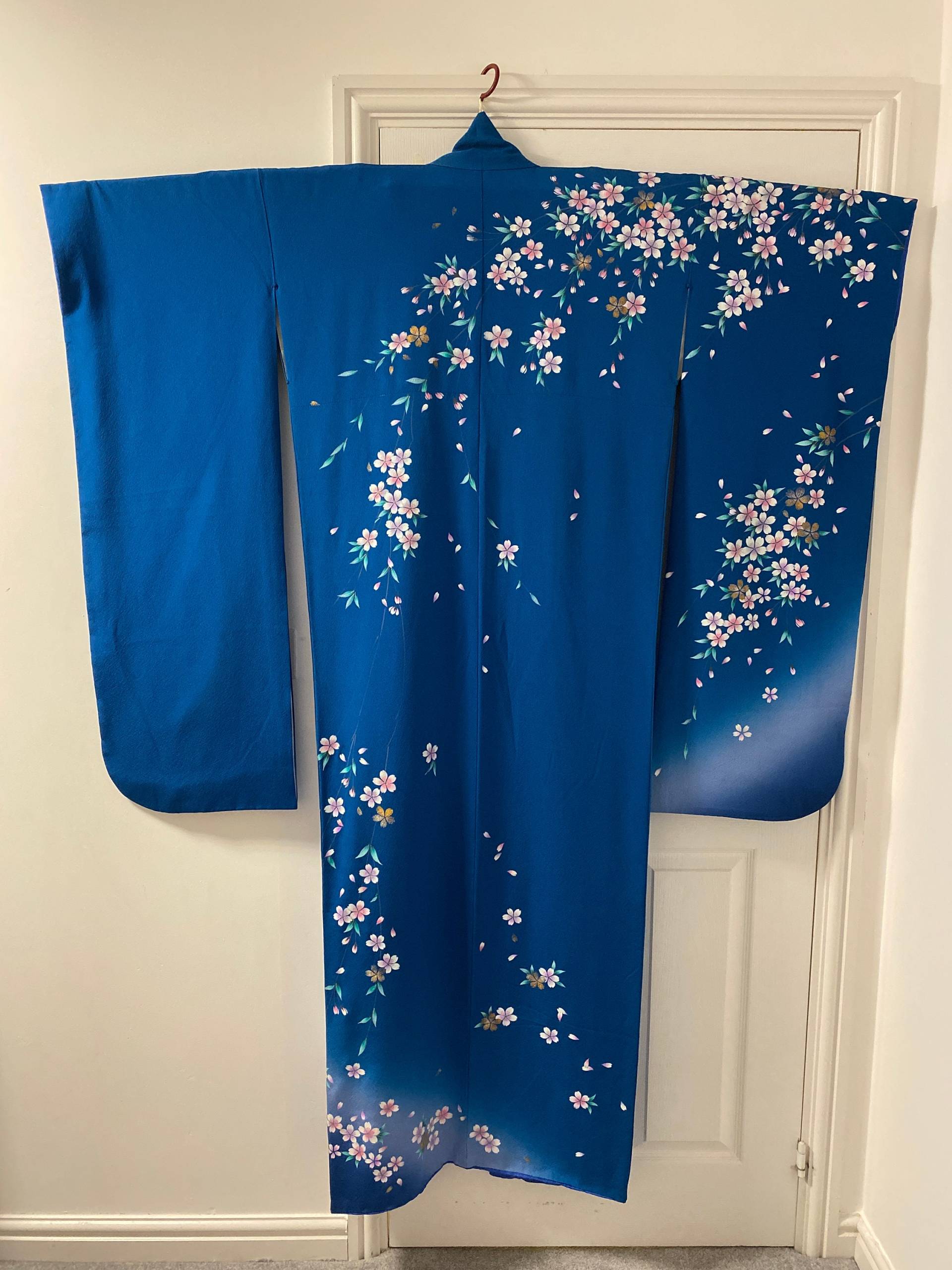Blaue Seide Furisode Mit Kirschblüten Print von Gokigenyou